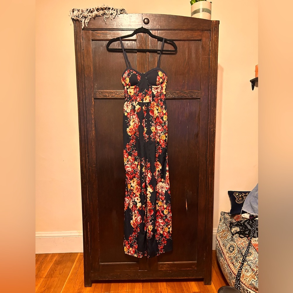Cute flowery jumpsuit from target, has pockets! Size xs, worn once to a wedding